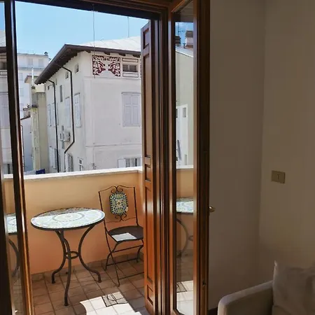 Lounge Del Duca, Centralissimo Bicamere Su Due Livelli - Posto Auto A Richesta Grado